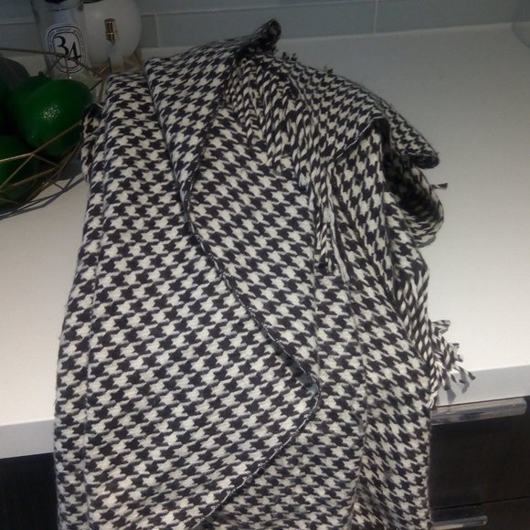 Oversized Pashmina Houndstooth Scarf - Picture 5 of 8